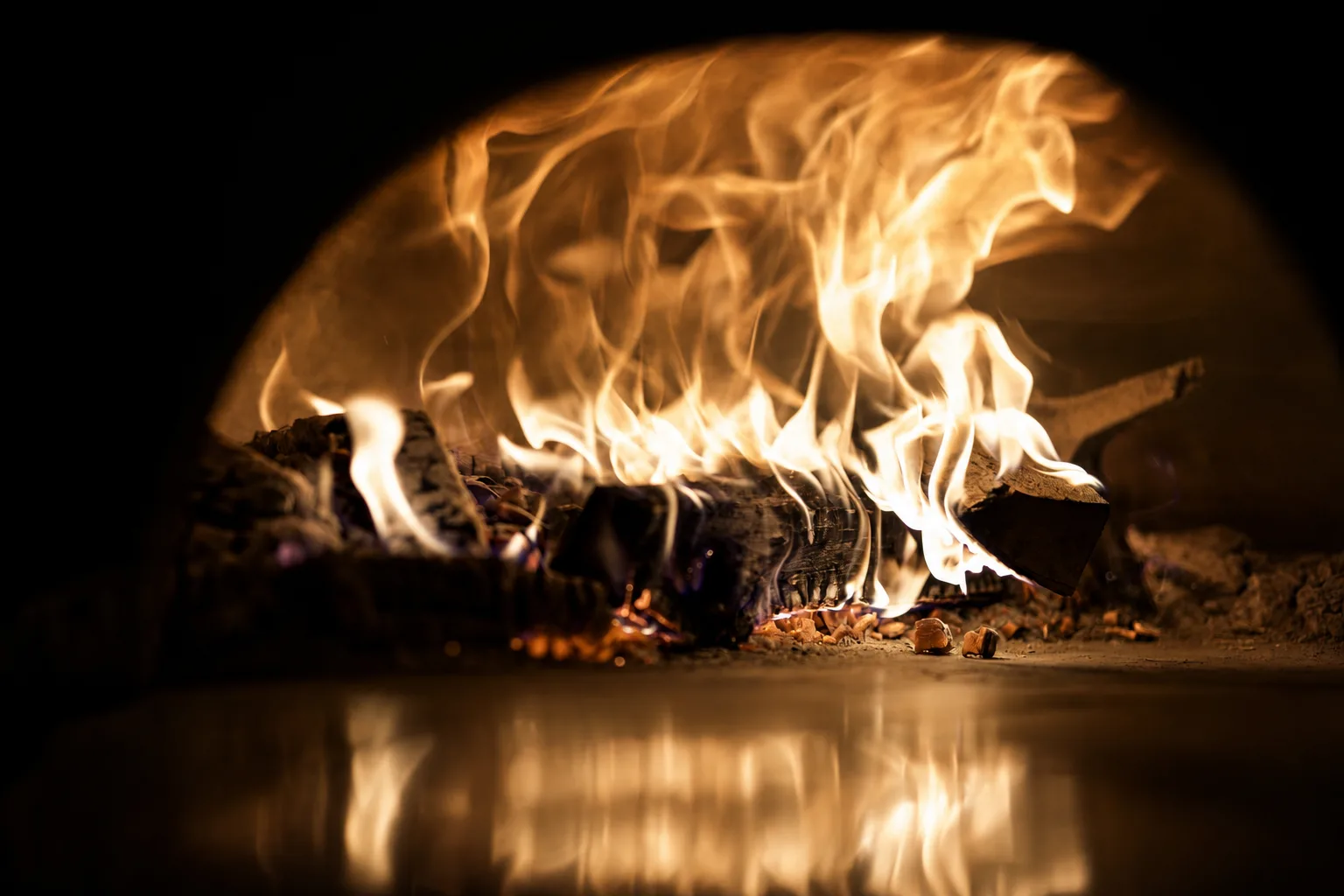 Il forno a legna acceso