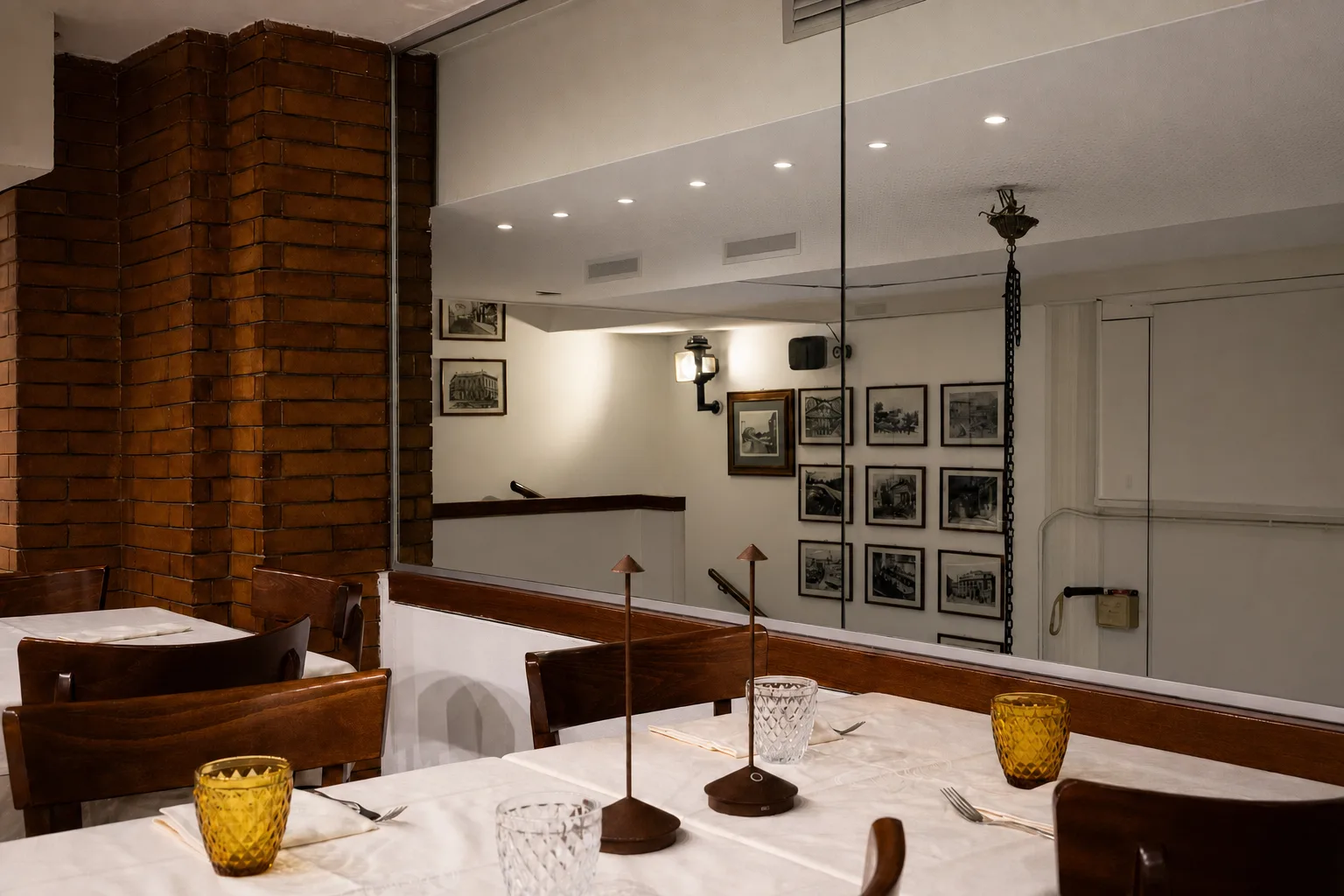 La sala e le stampe in bianco e nero