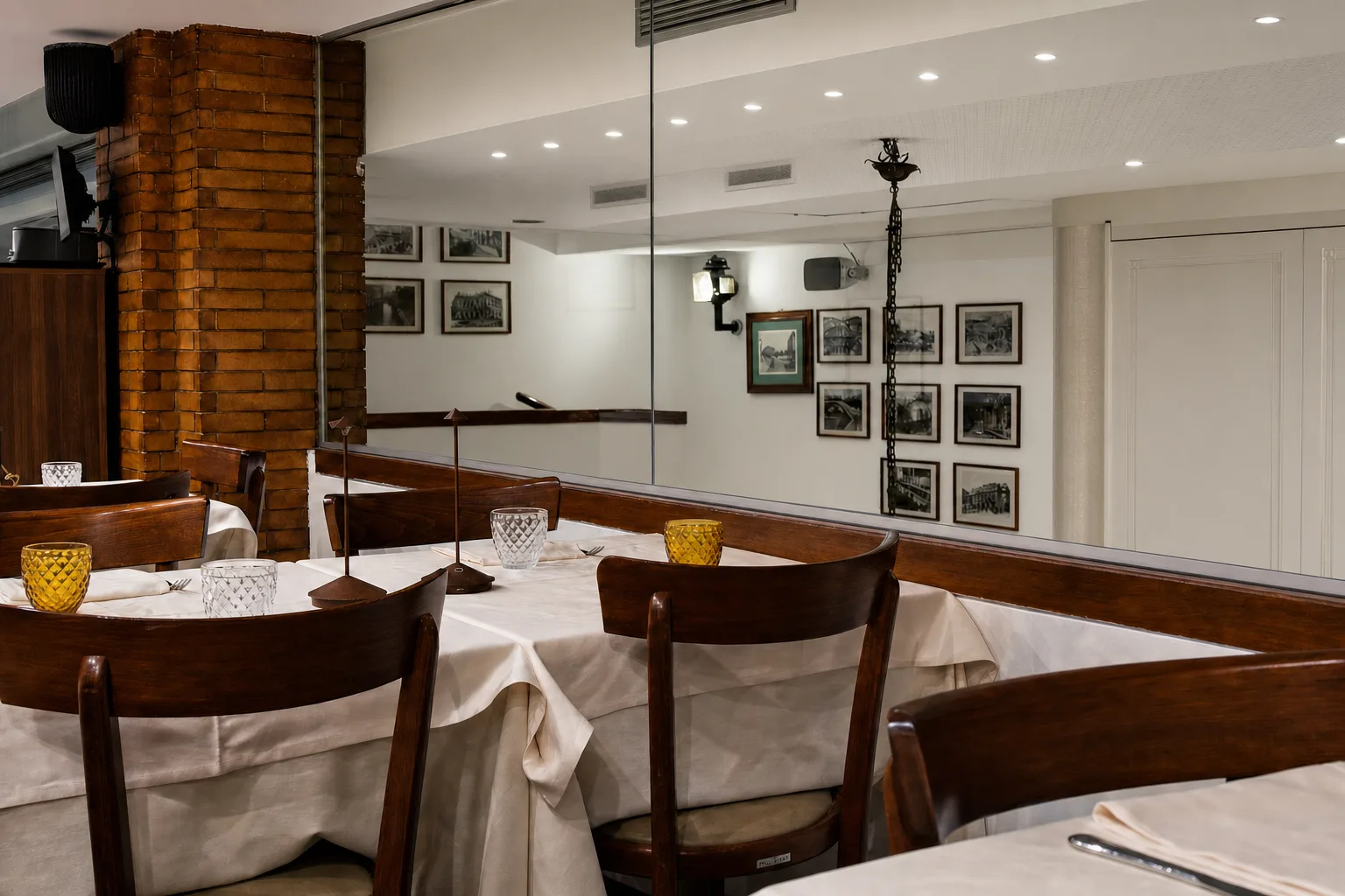 Sala con mattoni a vista e quadri