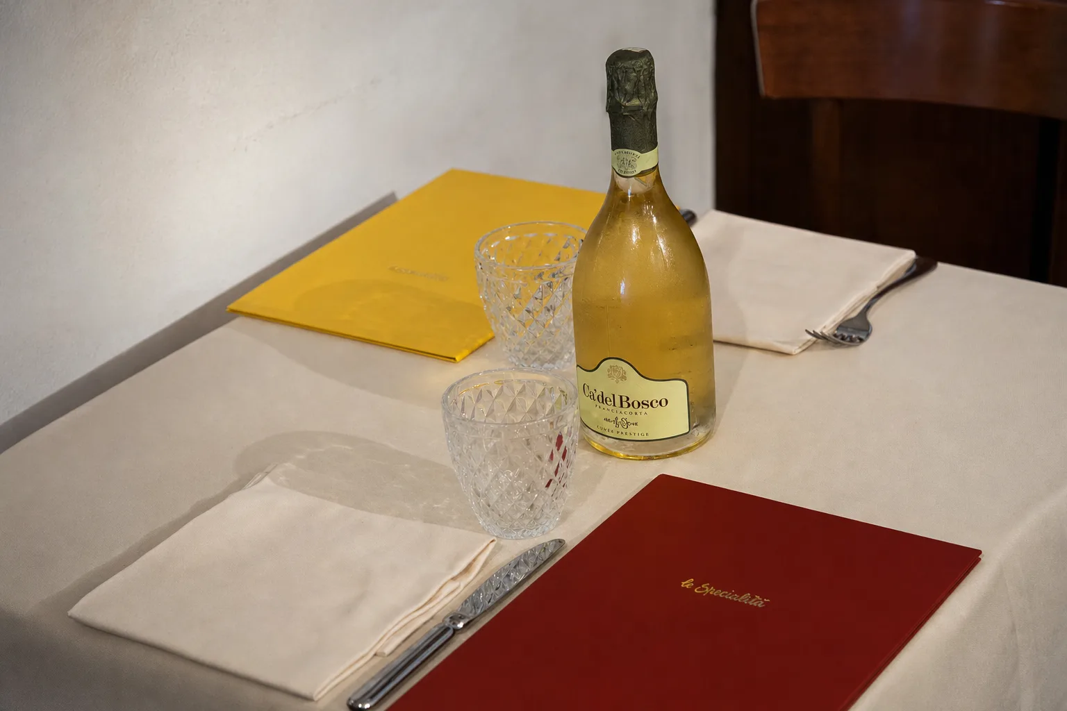 Mise en place con menù e bottiglia