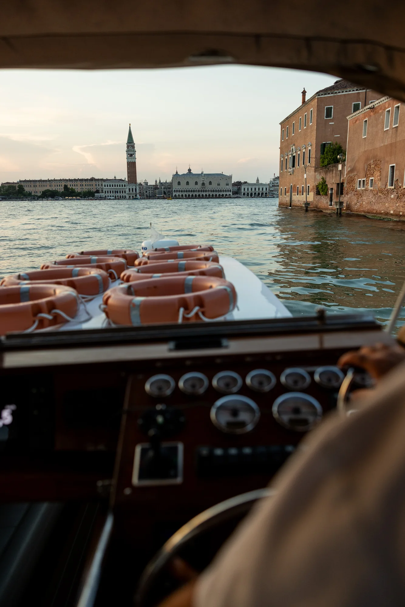 Si arriva solo dall’acqua.